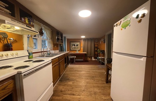 Elton House | Cozy with spectacular views, easy access to I-64, and each end of the NRGNP