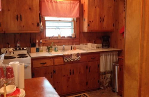 Woodford Cottage | Cozy Woodford Lakefront Cottage
