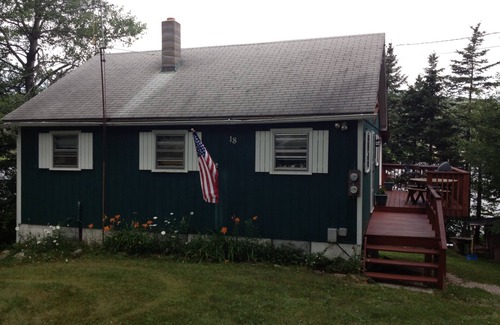 Woodford Cottage | Cozy Woodford Lakefront Cottage