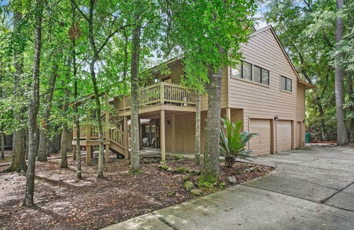 Grogan's Mill Apartment | Cozy Woodlands Townhome w/Deck Near Market Street