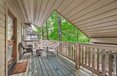 Grogan's Mill Apartment | Cozy Woodlands Townhome w/Deck Near Market Street