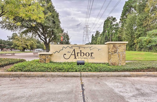 Grogan's Mill Apartment | Cozy Woodlands Townhome w/Deck Near Market Street