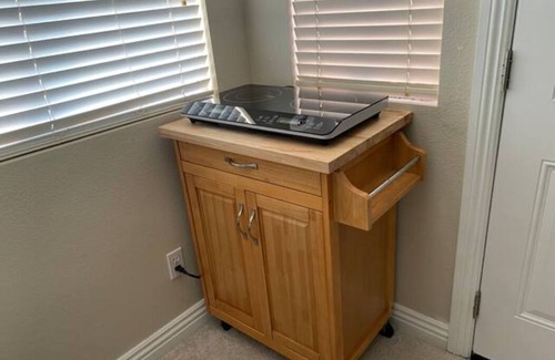 Eastvale Apartment | Cozy Workstay ✿ Steps away from park