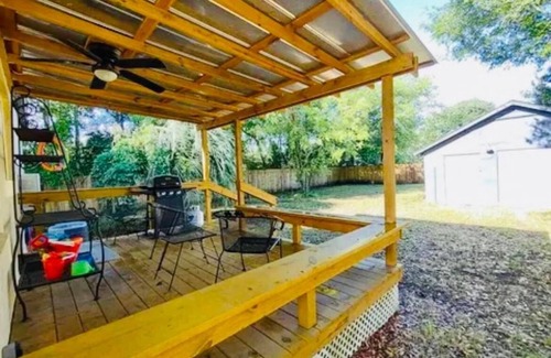 Warrington House | Cozy Yellow Cottage with Garage