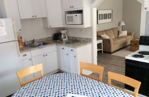 Higgins Lake Cottage | Cozy Yellow Lakefront Cottage