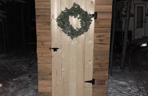 Whitehorse Cabin | Cozy Yukon Cabin Close to Eclipse Hotsprings Resort- WITH PRIVATE SAUNA