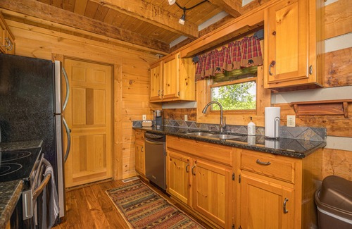 Gatlinburg - Pigeon Forge Cabin | Cozy2 BD Easily Accessible Cabin! Quiet community short drive to all attractions