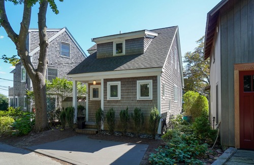 Oak Bluffs House | #CozyBluffs #OakBluffs #EastChop 1 BD, 1.5 bath home-Walk to Town-Ferries-Beach!