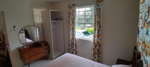 Haggatt Hall Apartment | CozyGetAway- US Embassy, MedPlus 10 mins away