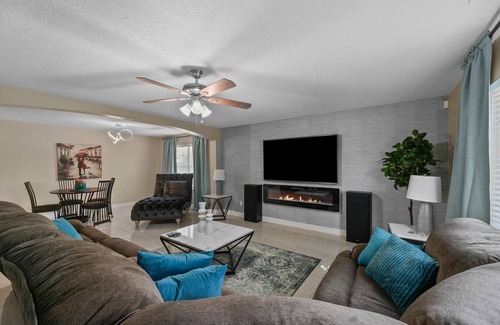 Barker House | CozyHouse22. A cozy 5 bedroom home conveniently located in the heart of Katy,