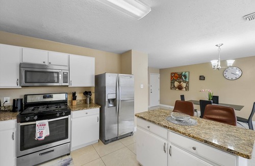 Barker House | CozyHouse22. A cozy 5 bedroom home conveniently located in the heart of Katy,