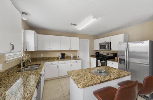 Barker House | CozyHouse22. A cozy 5 bedroom home conveniently located in the heart of Katy,