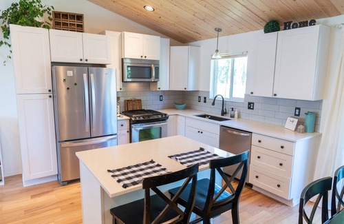 Post Falls House | CozyRoweHome - Only 30 minutes to SILVERWOOD THEME PARK!