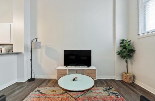 Mile Square Apartment | CozySuites - 1BR with Direct Skybridge Access #3