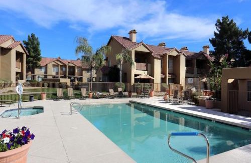 North Scottsdale Apartment | CozySuites at TPC Scottsdale with parking and pool