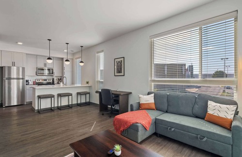 Indianapolis Apartment | CozySuites Ayr | parking, pool, gym #03