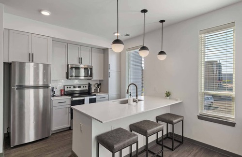 Indianapolis Apartment | CozySuites Ayr | parking, pool, gym #03