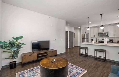 Indianapolis Apartment | CozySuites Ayr | parking, pool, gym #07