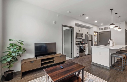 Indianapolis Apartment | CozySuites Ayr | parking, pool, gym #08