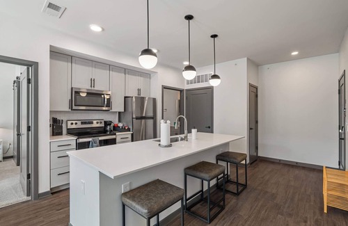 Indianapolis Apartment | CozySuites Ayr | parking, pool, gym #08