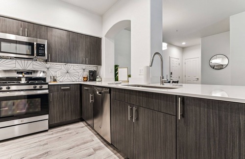 Glendale Sports and Entertainment District Apartment | CozySuites Glendale by the stadium w pool! 27
