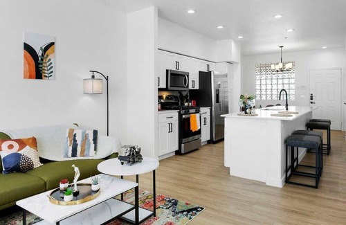 Glendale Sports and Entertainment District Apartment | CozySuites Glendale by the stadium with pool 09