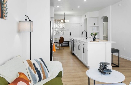 Glendale Sports and Entertainment District Apartment | CozySuites Glendale by the stadium with pool 09