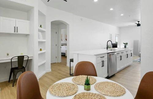 Glendale Sports and Entertainment District Apartment | CozySuites Glendale by the stadium with pool 09