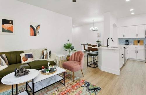 Glendale Sports and Entertainment District Apartment | CozySuites Glendale by the stadium w/pool! 10