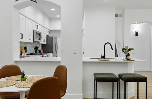 Glendale Sports and Entertainment District Apartment | CozySuites Glendale by the stadium w/pool! 10