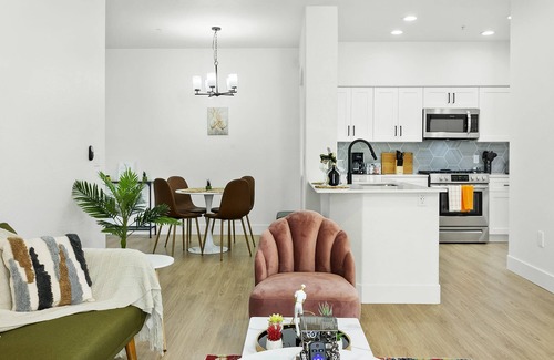 Glendale Sports and Entertainment District Apartment | CozySuites Glendale by the stadium w/pool! 06