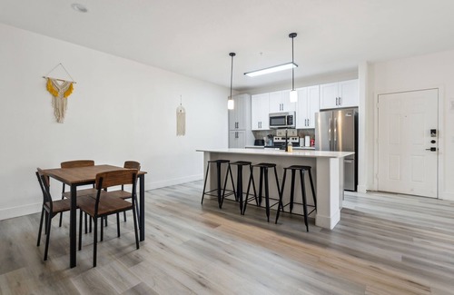 Glendale Sports and Entertainment District Apartment | CozySuites Glendale - Westgate with pool! 07