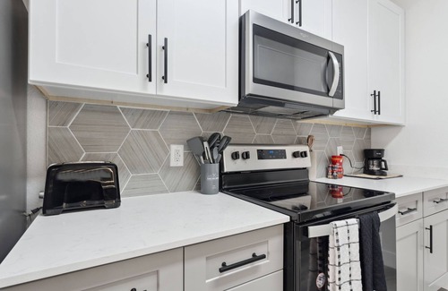 Glendale Apartment | CozySuites Glendale - Westgate with pool! 03