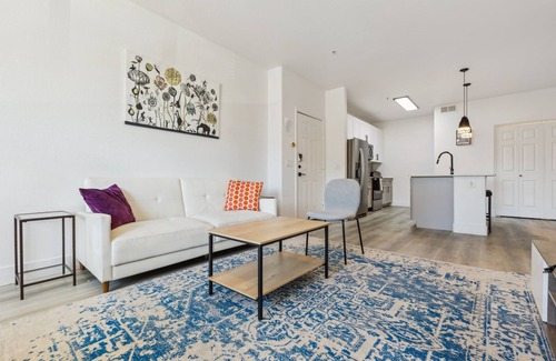 Glendale Sports and Entertainment District Apartment | CozySuites Glendale - Westgate with pool! 04
