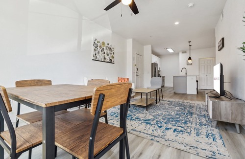 Glendale Sports and Entertainment District Apartment | CozySuites Glendale - Westgate with pool! 04