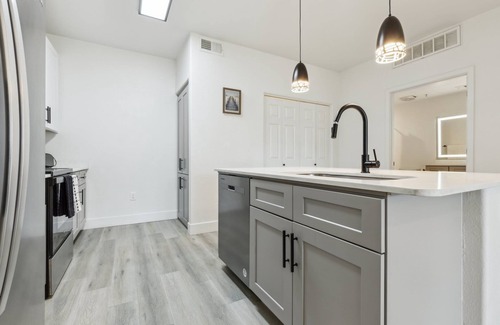 Glendale Sports and Entertainment District Apartment | CozySuites Glendale - Westgate with pool! 04