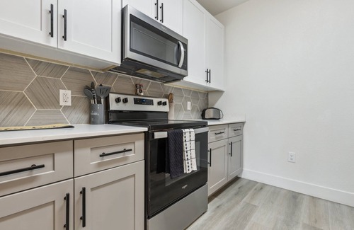 Glendale Sports and Entertainment District Apartment | CozySuites Glendale - Westgate with pool! 04
