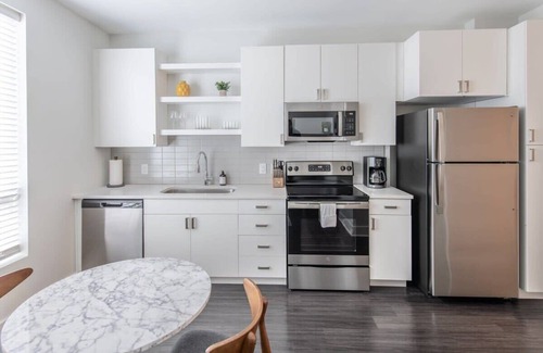 Central Business District Apartment | Cozysuites l Gorgeous 1BR in Downtown Cincinnati