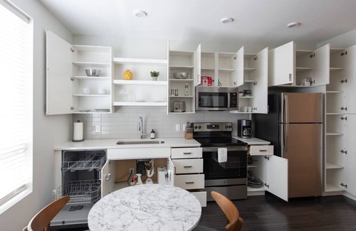 Central Business District Apartment | Cozysuites l Gorgeous 1BR in Downtown Cincinnati