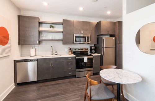 Central Business District Apartment | Cozysuites l Modern 1BR in Downtown Cincinnati