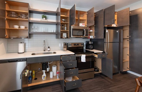 Central Business District Apartment | Cozysuites l Modern 1BR in Downtown Cincinnati