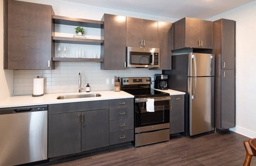 Central Business District Apartment | Cozysuites l Modern 1BR in Downtown Cincinnati
