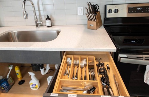 Central Business District Apartment | Cozysuites l Modern 1BR in Downtown Cincinnati