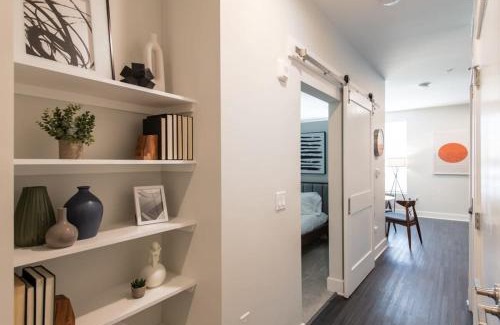 Central Business District Apartment | Cozysuites l Prime 1BR in Downtown Cincinnati