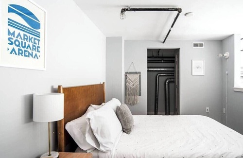 Cole-Noble District Apartment | CozySuites l Trendy 1BR, Monument Circle, Indy