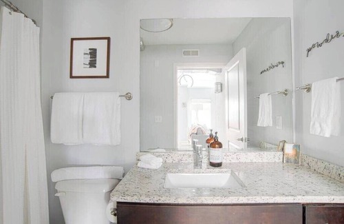 Cole-Noble District Apartment | CozySuites l Trendy 1BR, Monument Circle, Indy