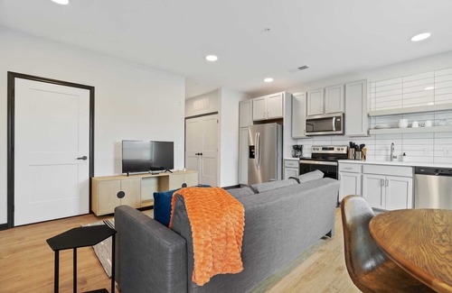 Lockerbie Square Apartment | CozySuites Mass with parking, lounge and roof deck 2