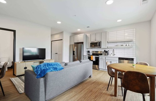 Lockerbie Square Apartment | CozySuites Mass with parking, lounge and roof deck 7