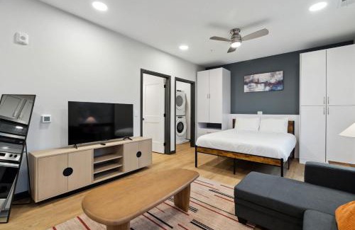 Lockerbie Square Apartment | CozySuites Mass with parking lounge & roof deck #24