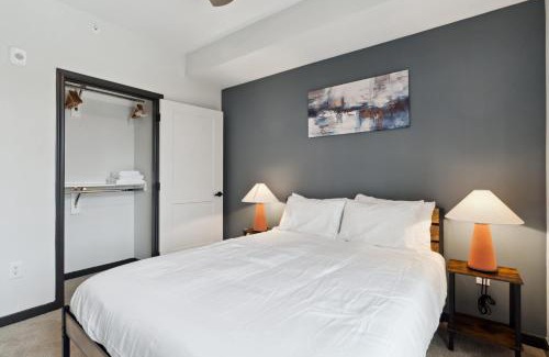 Lockerbie Square Apartment | CozySuites Mass with parking lounge & roof deck #41
